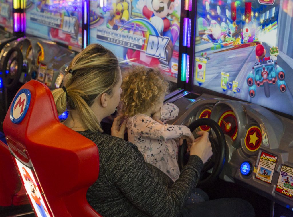 Kid with mom at arcade